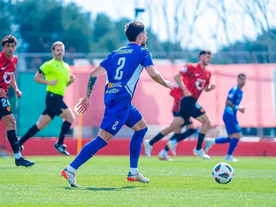 Carmona conduce el bal&oacute;n ante el Mallorca B
