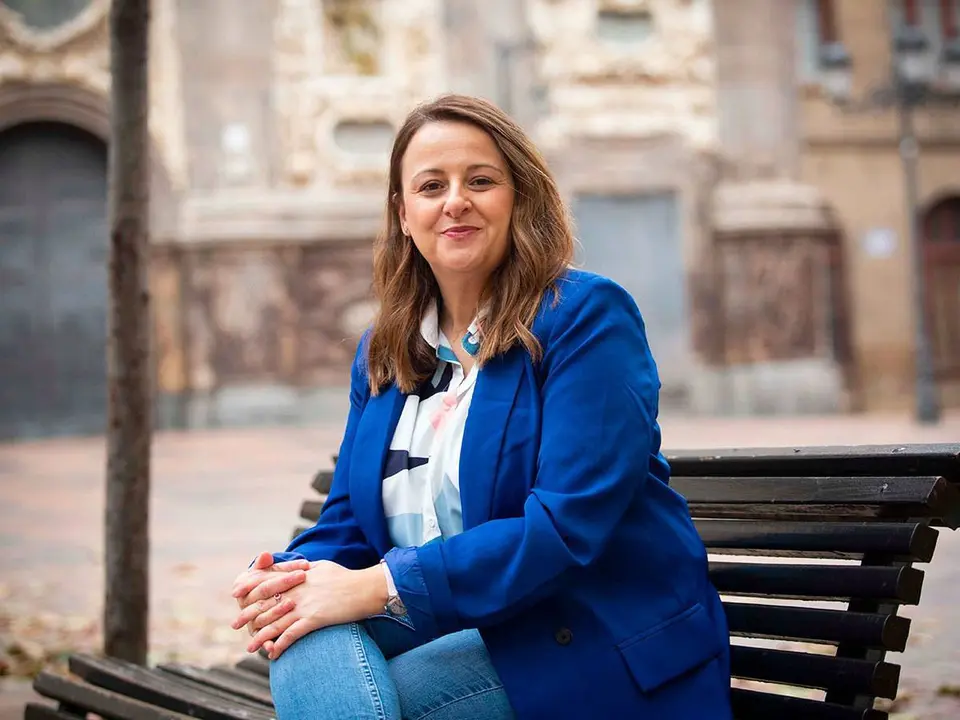 Elena Tom&aacute;s sentada en un banco