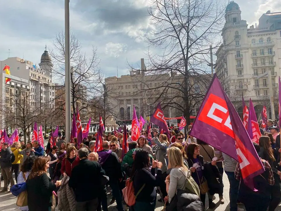 Los sindicatos se han agrupado en la plaza de Espa&ntilde;a de Zaragoza para leer un manifiesto y trasladar sus demandas para alcanzar la igualdad en el &aacute;mbito laboral