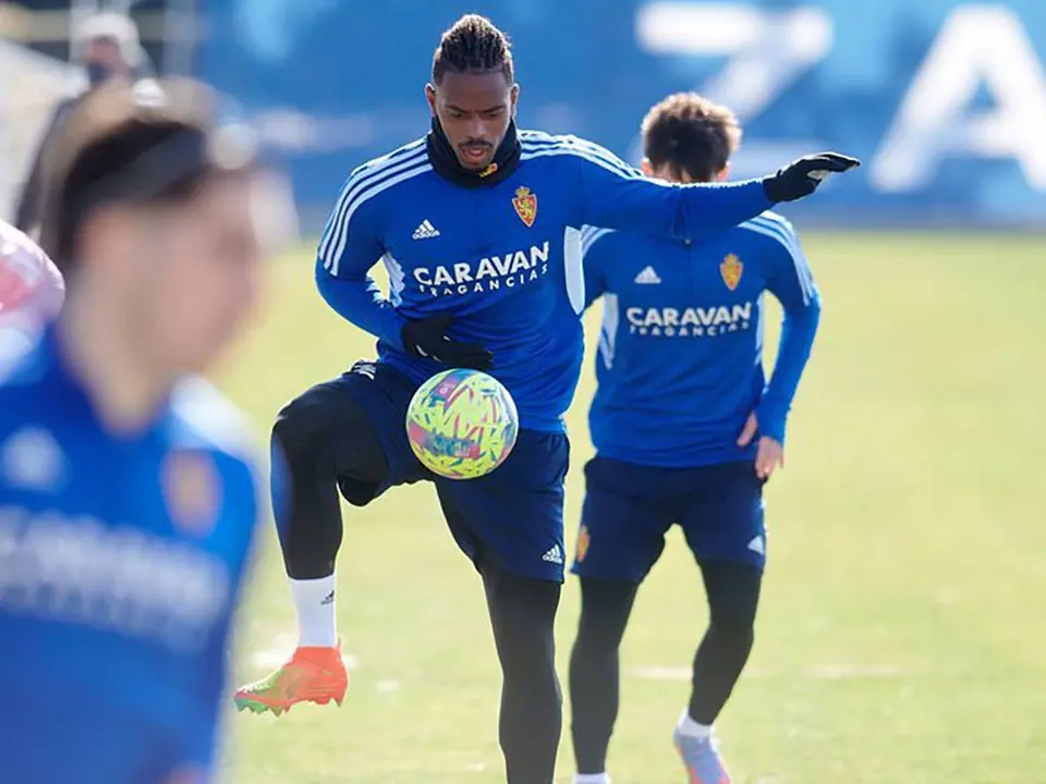 Jair controla un bal&oacute;n en la Ciudad Deportiva