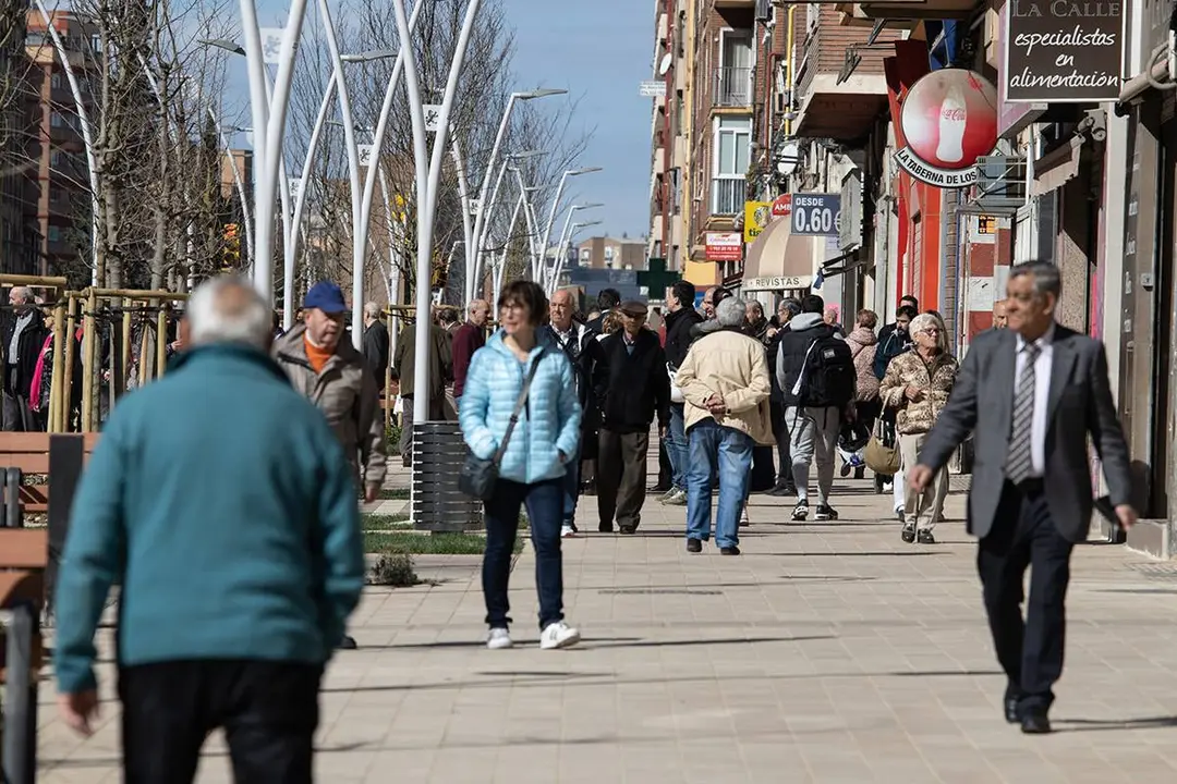 Vecinos caminando por las nuevas aceras de Avenida Navarra 