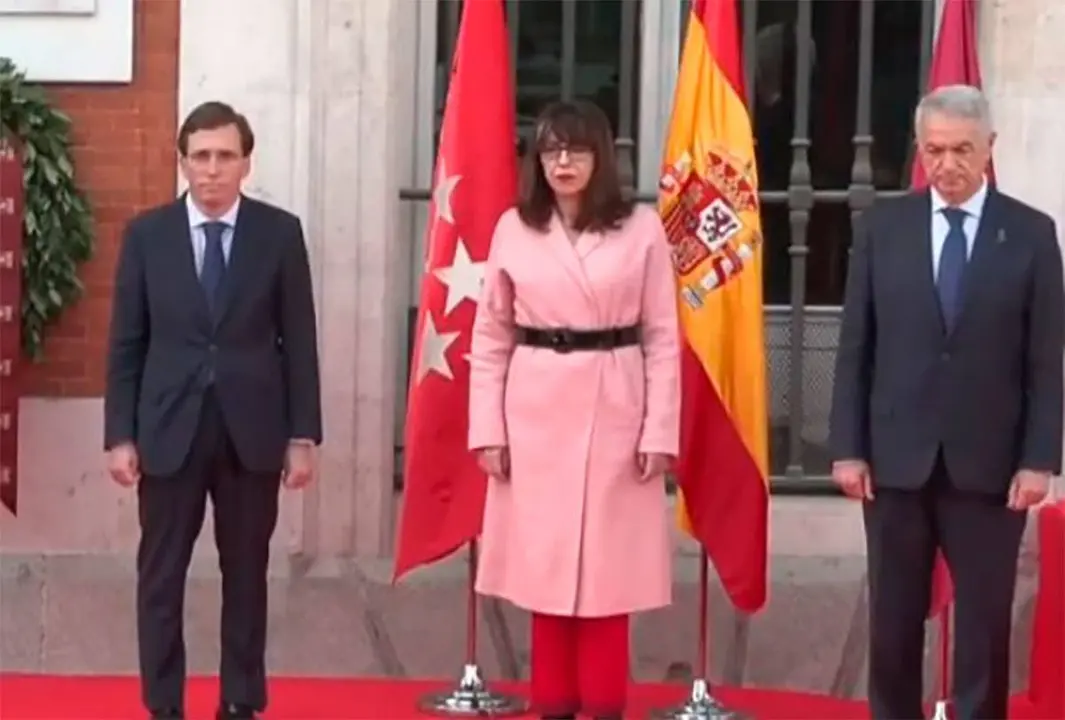 Eulogio Paz posa junto a autoridades en el acto de homenaje de la Comunidad de Madrid