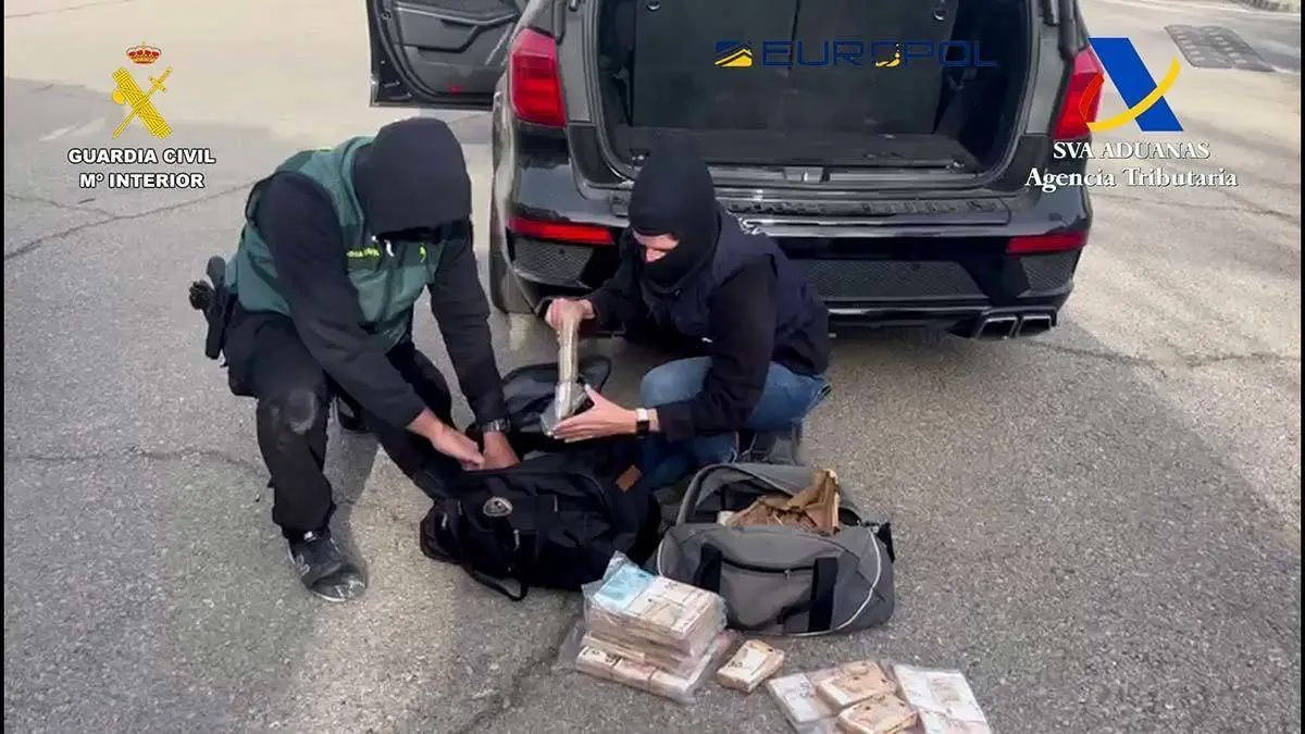 Agentes de la Guardia Civil, registrando una mochila perteneciente a la organizaci&oacute;n criminal. Foto: Guardia Civil 