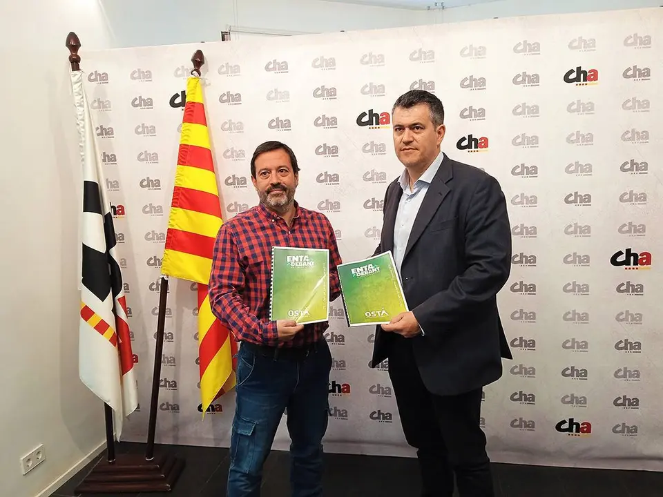 El secretario general de OSTA, David L&aacute;zaro, y Joaqu&iacute;n Palac&iacute;n, en la sede de CHA este mi&eacute;rcoles