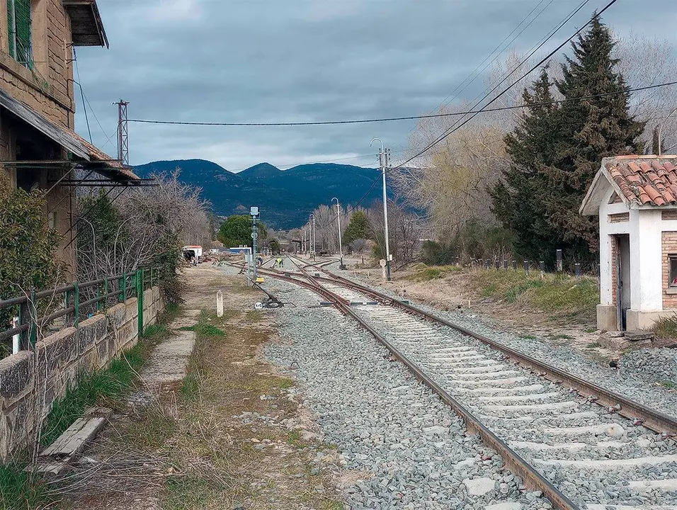 Entre Plasencia del Monte y Ayerbe, Adif ha renovado 20,7 kil&oacute;metros de v&iacute;a en la que se ha mejorado el trazado con la introducci&oacute;n de curvas de transici&oacute;n