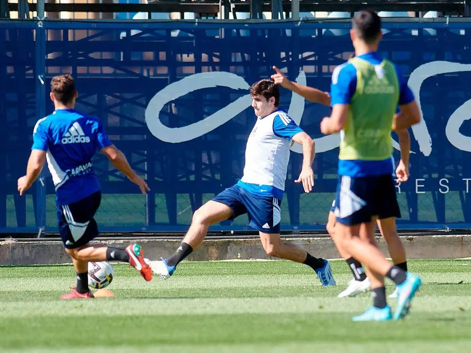 Az&oacute;n pelea por un bal&oacute;n en un entrenamiento en imagen de archivo