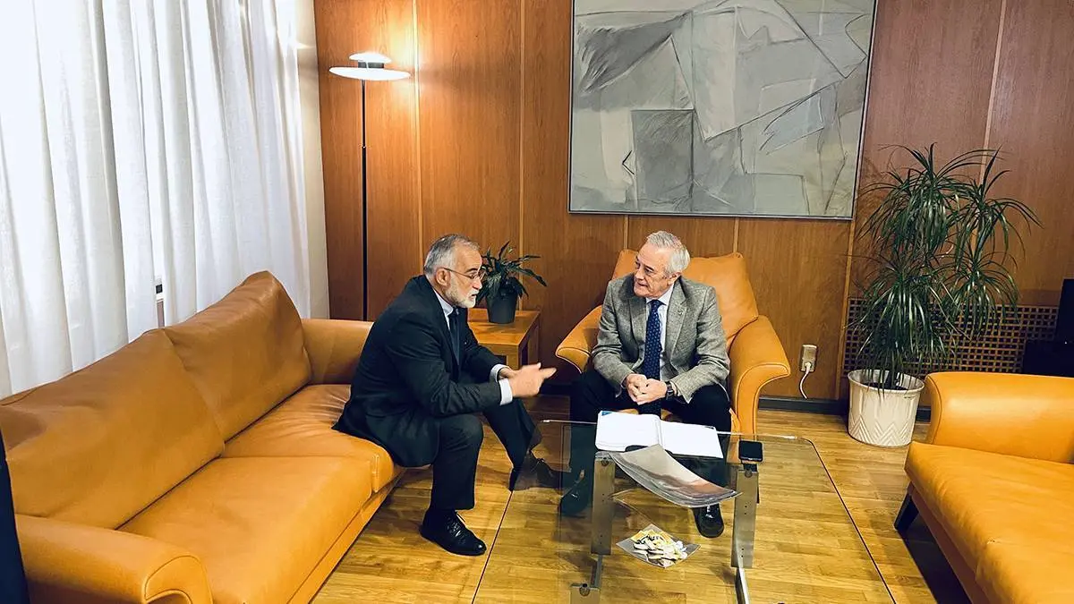 El Lugarteniente del Justicia, Javier Hern&aacute;ndez, junto a Javier Sada esta ma&ntilde;ana en las Cortes
