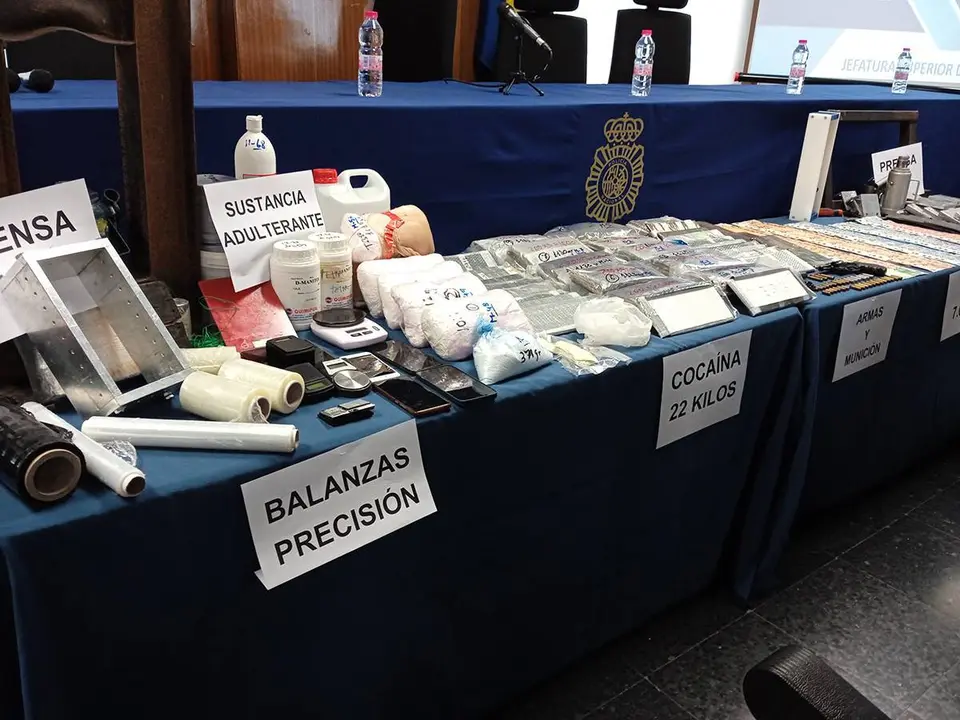 Adem&aacute;s de la coca&iacute;na, los agentes se incautaron de siete kilos de adulterante, 6.000 euros en efectivo, dos armas de fuego y munici&oacute;n