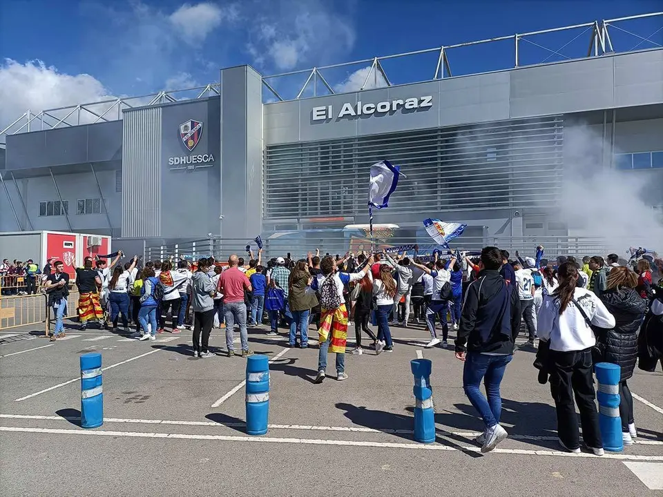 Hinchas zaragocistas reciben con bufandas y botes de humo a su equipo 