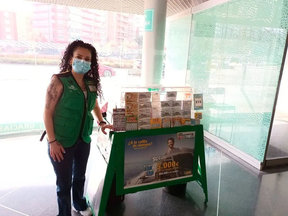 Caridad L&oacute;pez Rubio ha repartido el premio desde su punto de venta, ubicado en el Centro de Especialidades Inocencio Jim&eacute;nez