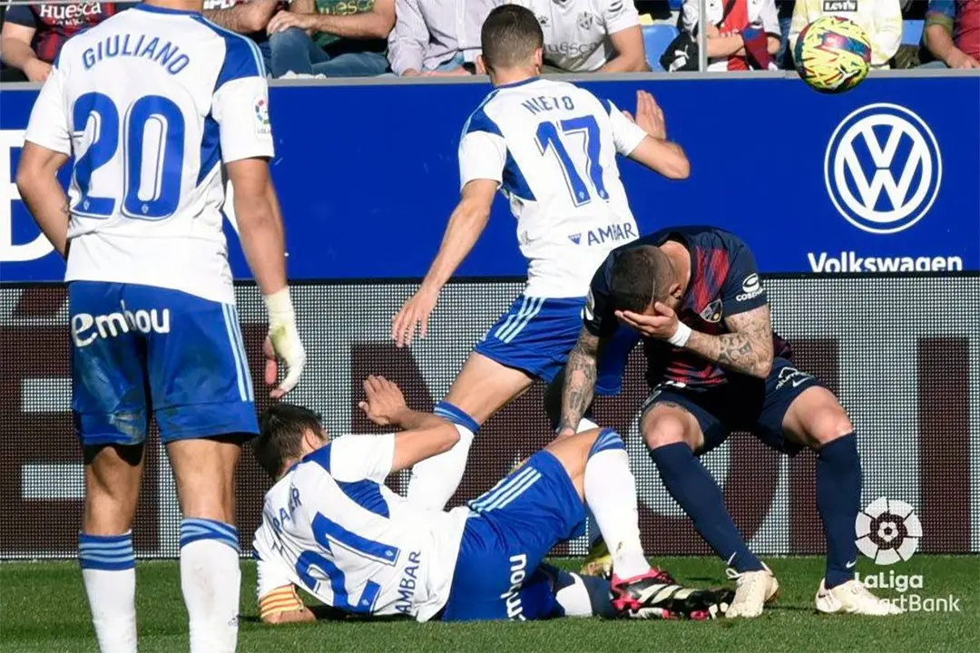 L&oacute;pez Toca expuls&oacute; a Zapater y Pulido en el duelo aragon&eacute;s de 2023. Foto de archivo.