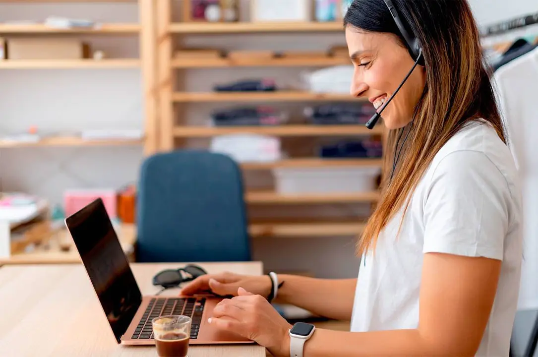 Una mujer teletrabajando