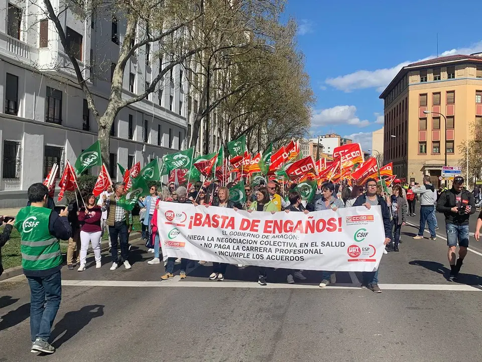 Alrededor de 300 personas se han manifestado este domingo en Zaragoza para exigir una sanidad p&uacute;blica de calidad