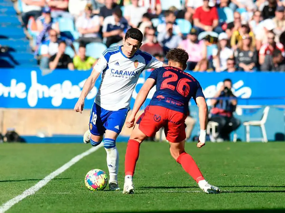 Fran G&aacute;mez intenta pasar un bal&oacute;n sobre Juanma