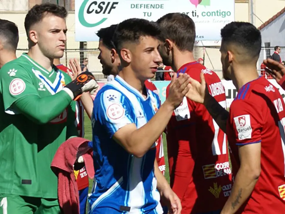 Los jugadores del Espanyol B y del Teruel se saludan antes del partido