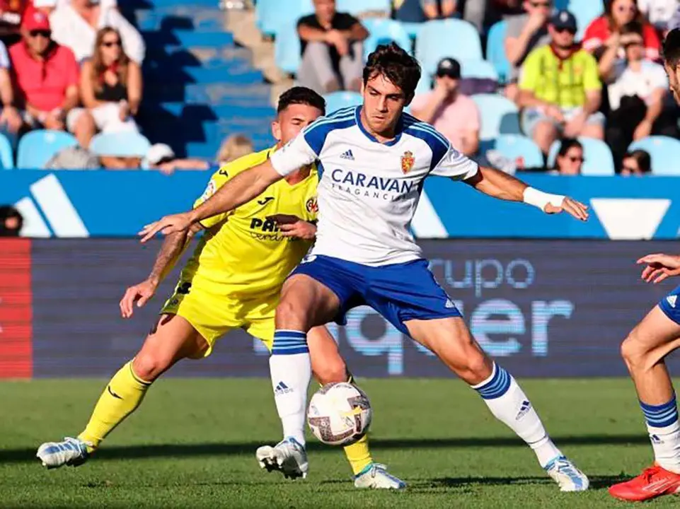 Az&oacute;n aguanta la pelota ante el filial del Villarreal en La Romareda