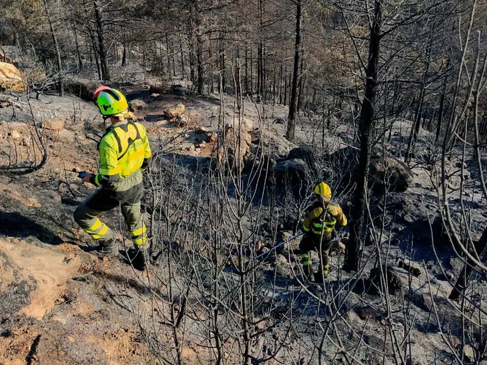 Bomberos inspeccionan la zona del incendio
