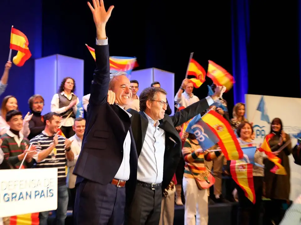 Azc&oacute;n y Feij&oacute;o se abrazan en medio de un mar de banderas espa&ntilde;olas