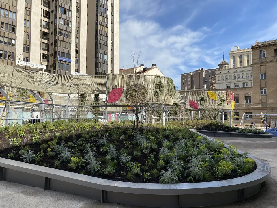La nueva plaza de Salamero estrena parterres, pulverizadores y zonas de sombreado con sogas