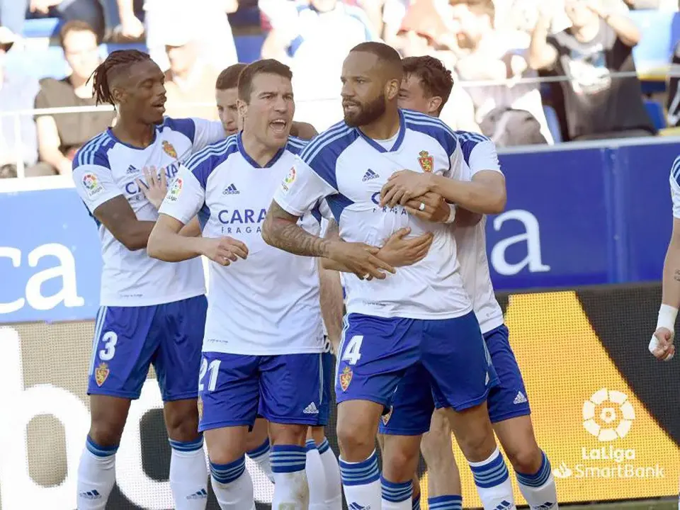 Zapater celebra junto a sus compa&ntilde;eros el gol de Beb&eacute; en el partido en Huesca