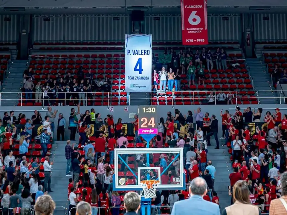 La camiseta de Pilar Valero recibe el homenaje de familia, amigos y afici&oacute;n del Casademont
