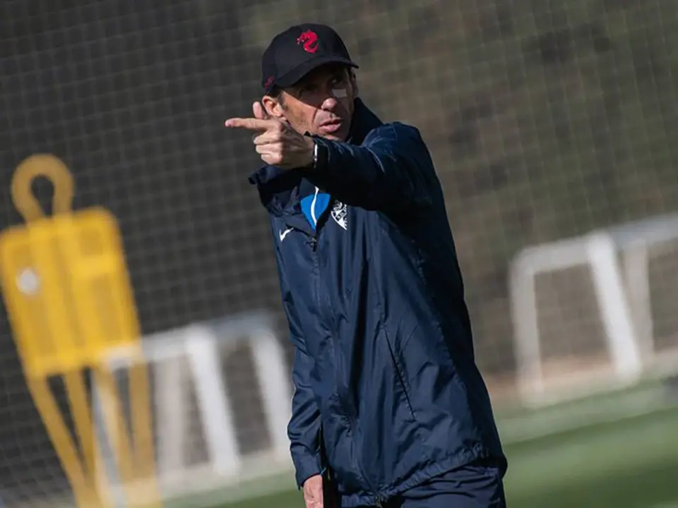 Cuco Ziganda dirige un entrenamiento del Huesca