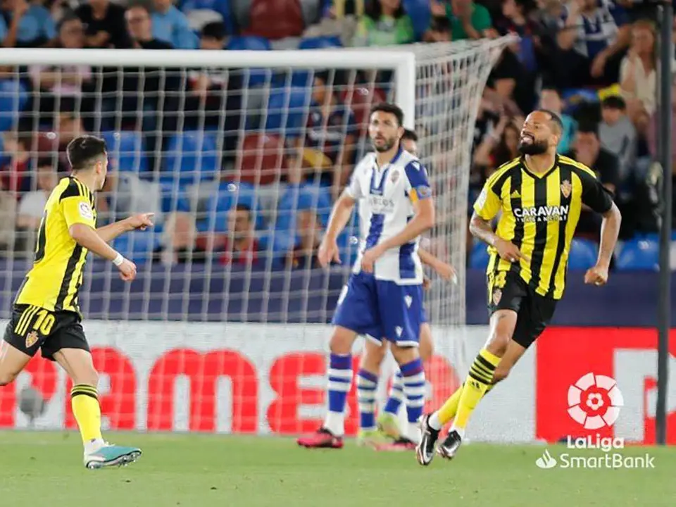 Bermejo se&ntilde;ala a Beb&eacute; tras marcar el gol del empate