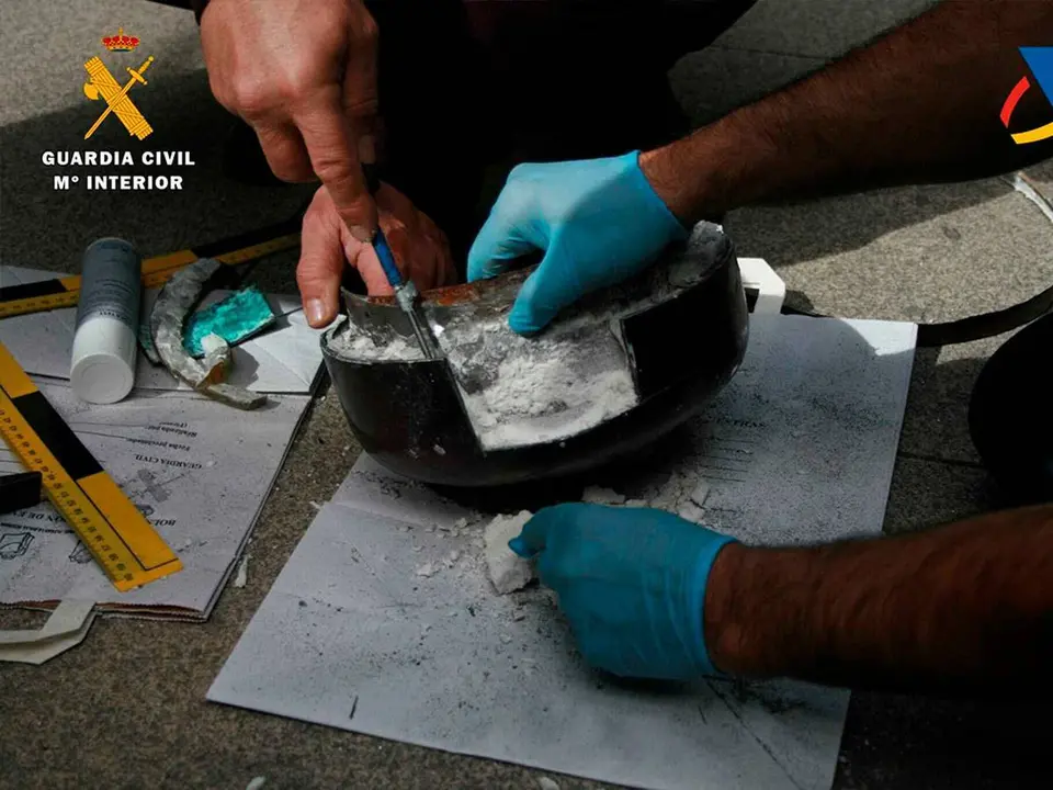 Efectivos de la Guardia Civil abriendo el instrumento donde estaba la droga
