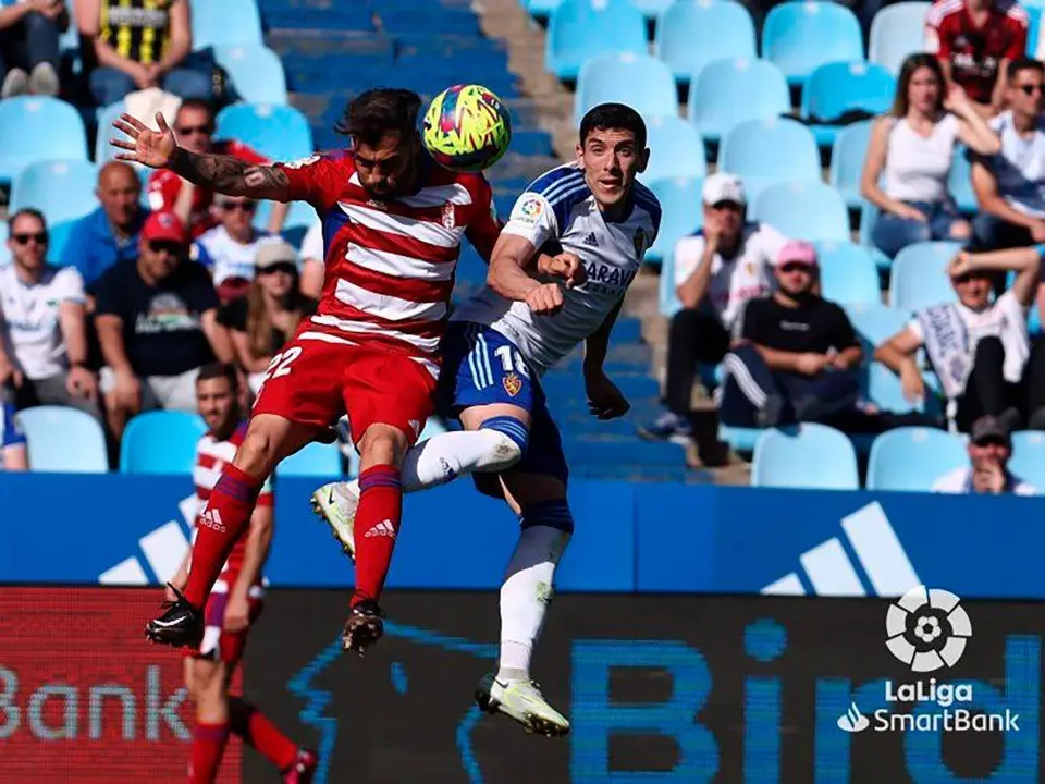 G&aacute;mez pelea por un bal&oacute;n a&eacute;reo con un jugador granadino