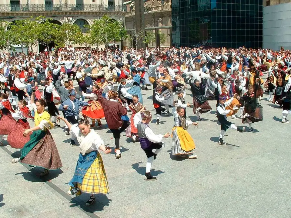 Personas bailando jota
