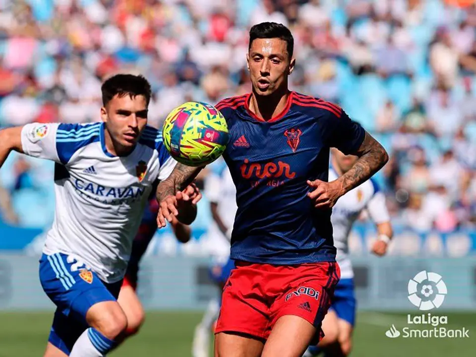 Llu&iacute;s L&oacute;pez persigue a un jugador del Granada en La Romareda