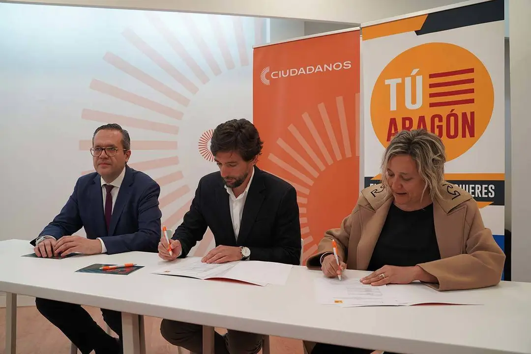 Carlos Ortas, Adri&aacute;n V&aacute;zquez y Natalia Lascorz han sellado el acuerdo