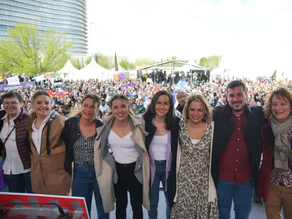 Foto de familia en el mitin central de Podemos