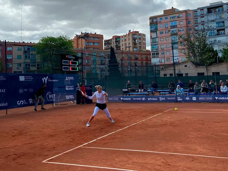 Martincova prepara un golpe de derecha en la pista de tierra batida