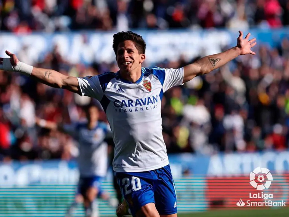 Simeone celebra con los brazos abiertos su primer gol