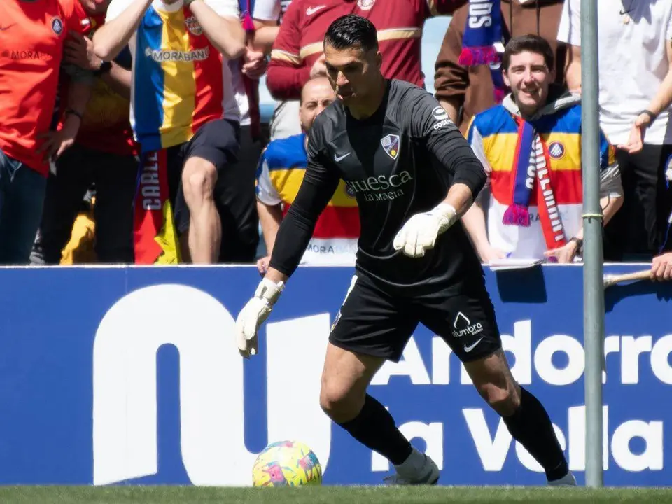 Andr&eacute;s se dispone a despejar con la derecha un bal&oacute;n
