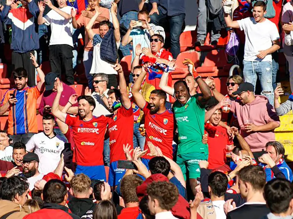 Los jugadores del Teruel celebran la victoria contra el Mestalla en la grada
