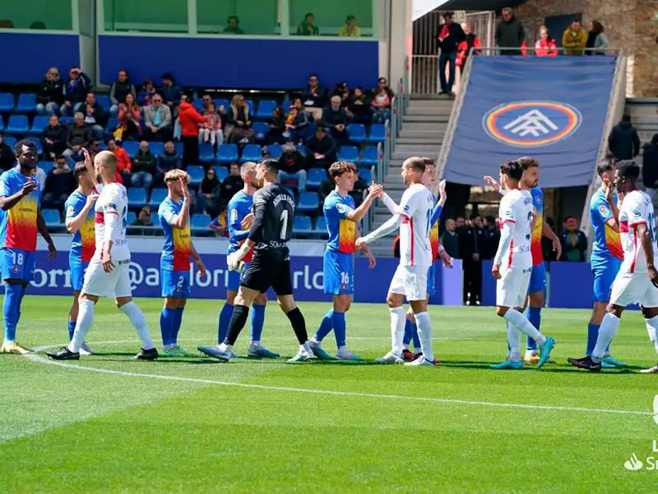 Los jugadores de Andorra y Huesca se chocan las manos antes del partido