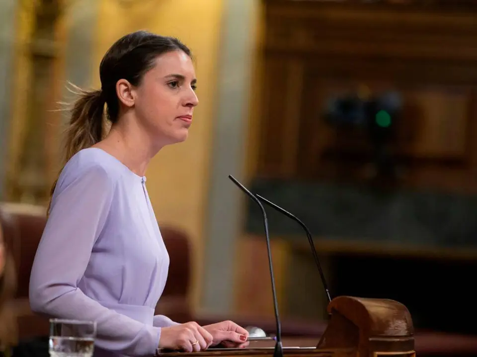 La ministra de Irene Montero, durante su intervenci&oacute;n en el Pleno 