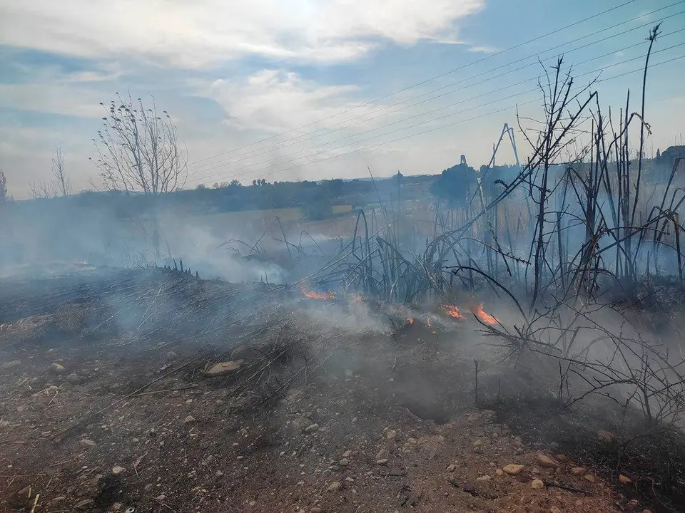 El incendio se ha originado sobre las 16.30 horas y ha causado una enorme columna de humo negro