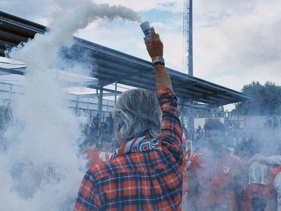 Un aficionado celebra el ascenso del Barbastro