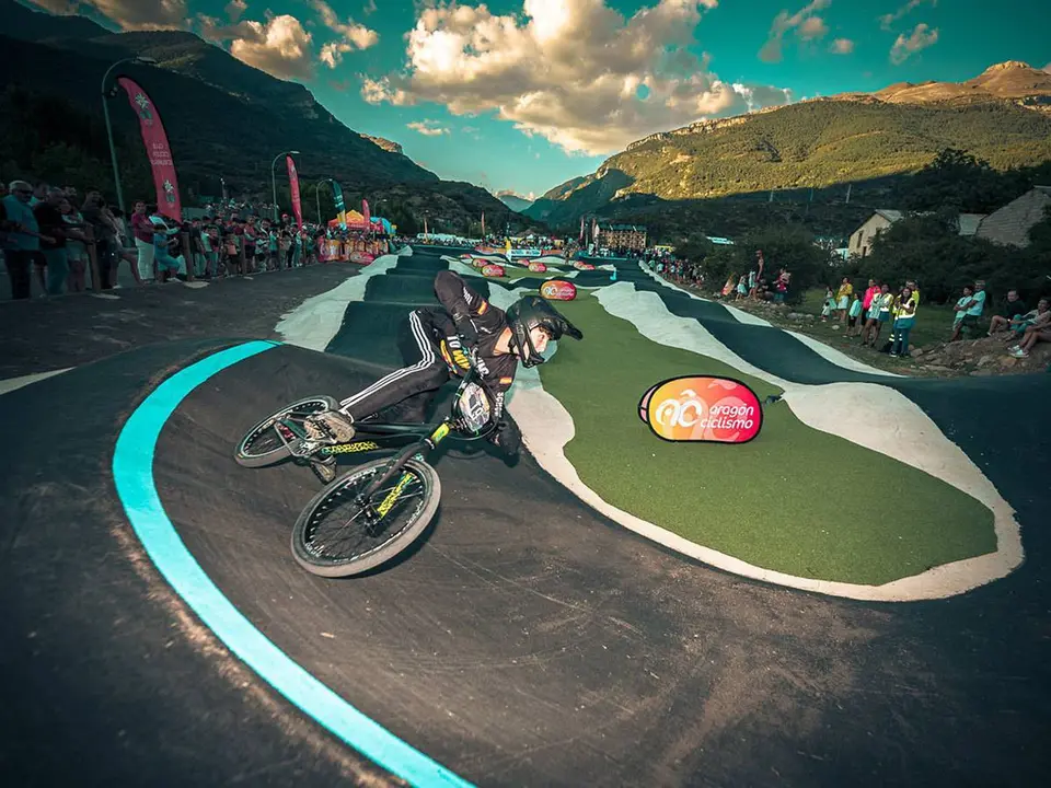 Un corredor toma una curva en un circuito de Pumptrack