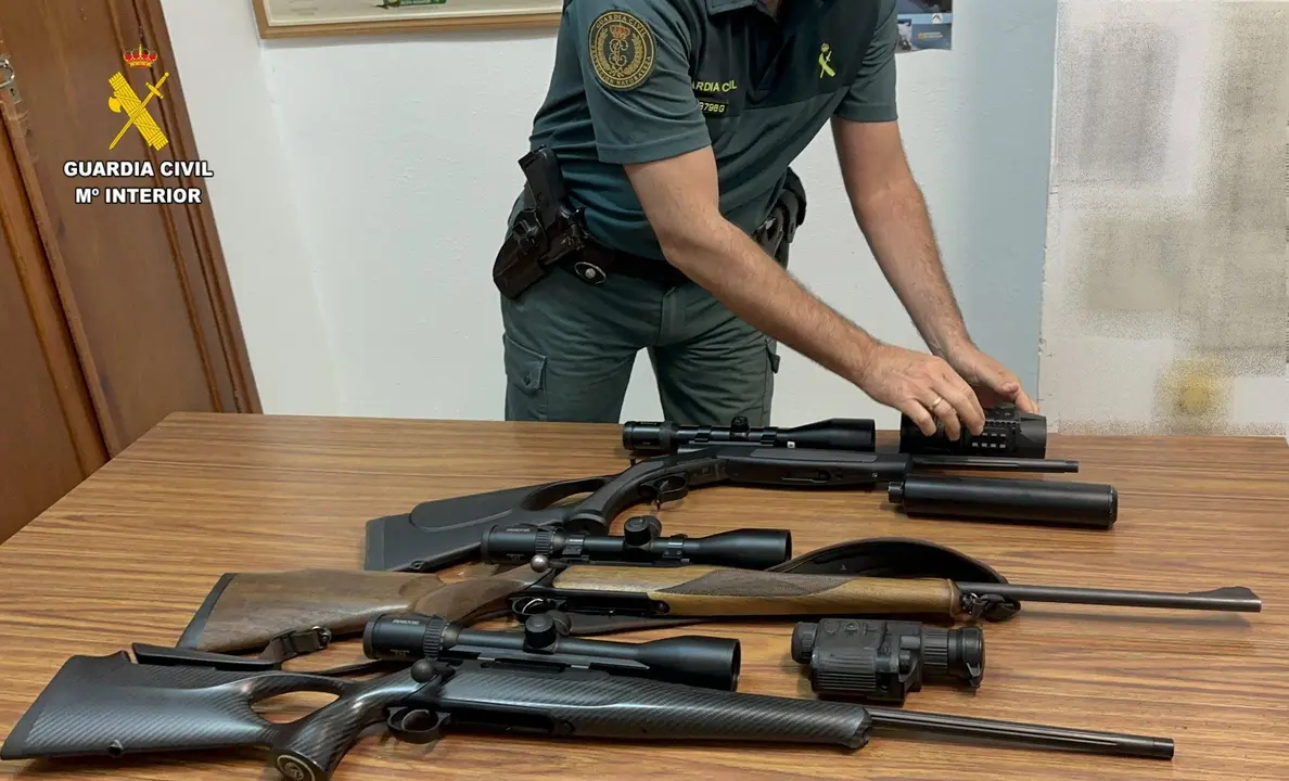 Se localizaron tres rifles junto con dos visores t&eacute;rmicos y un dispositivo no autorizado