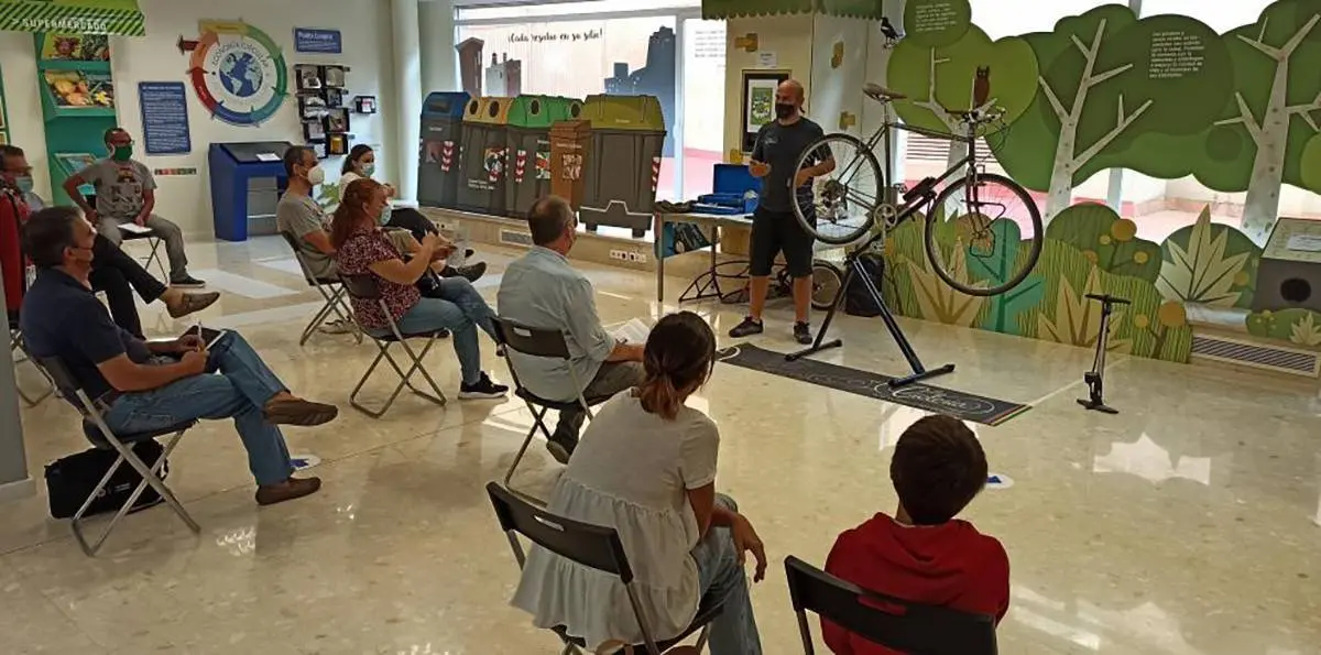 Taller de reparaci&oacute;n de bicicletas en 'La calle indiscreta'. Fotograf&iacute;a: Gobierno de Arag&oacute;n.