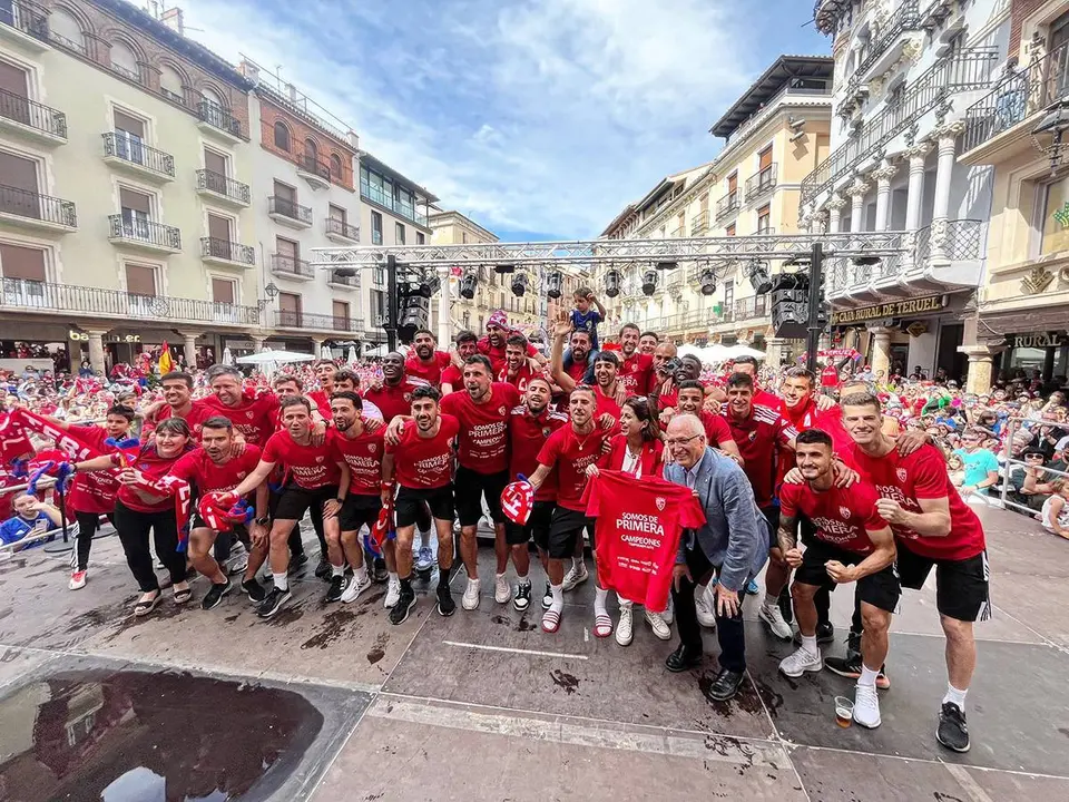 La Plaza del Torico se llen&oacute; de miles de aficionados que quer&iacute;an celebrar el tan ansiado ascenso con el equipo. Fotograf&iacute;a: C.D. Teruel.