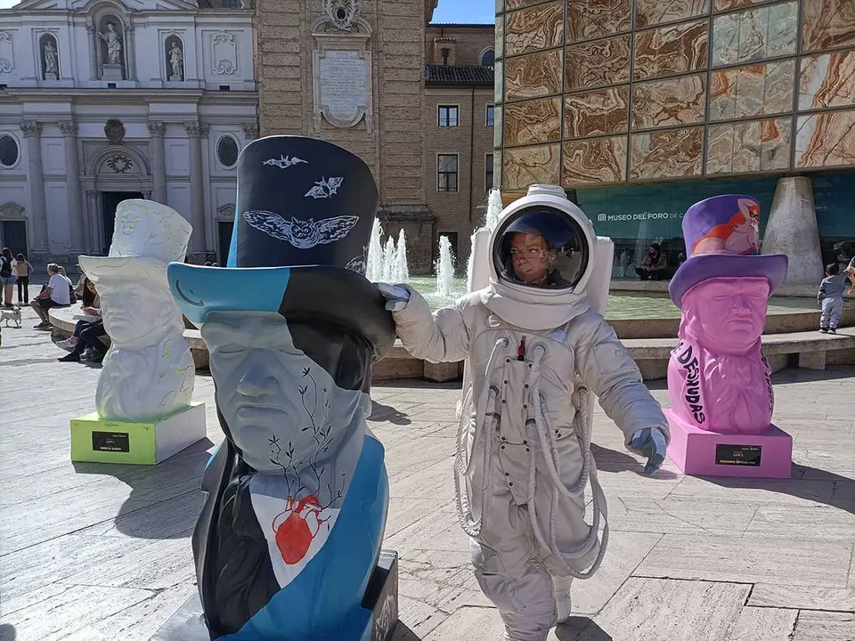 El astronauta se apoya en una cabeza de Goya