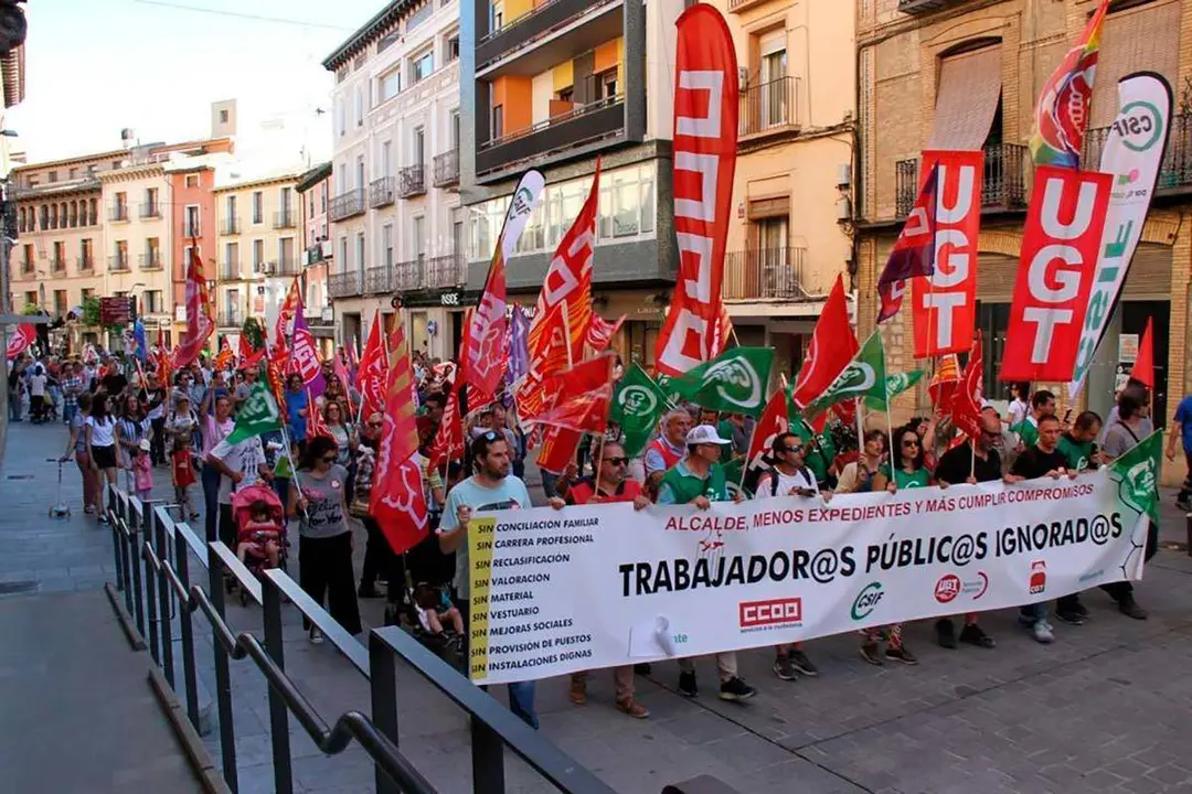 Hasta medio millar de personas participaron en la marcha de la tarde