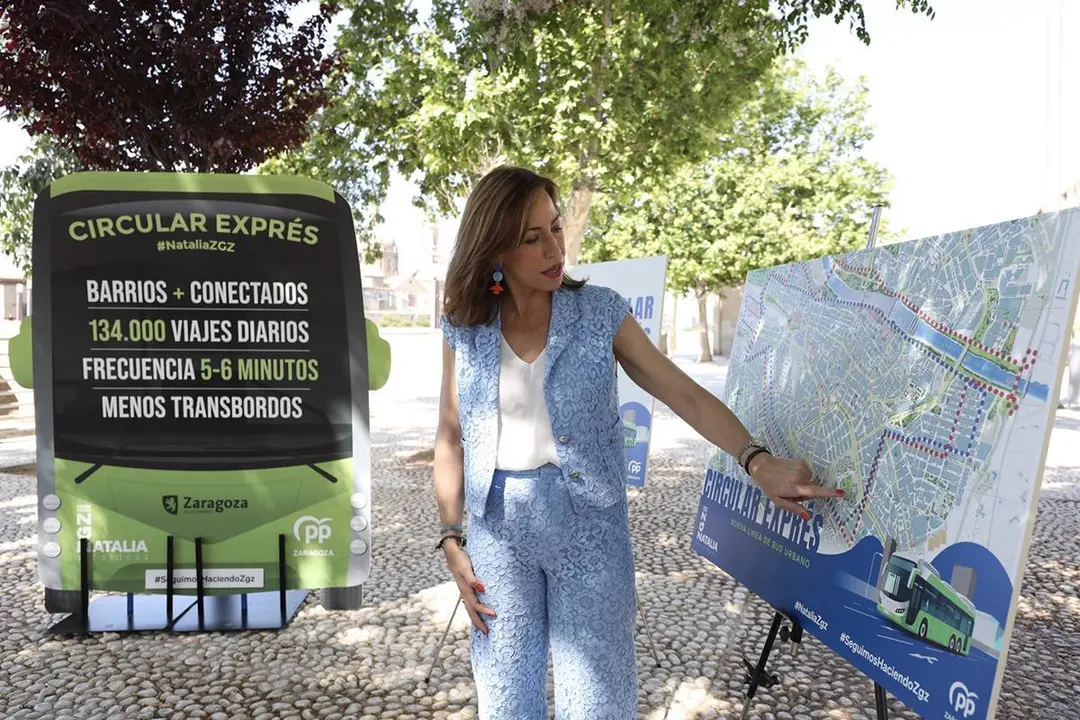 La candidata del PP a la Alcald&iacute;a de Zaragoza, Natalia Chueca, presenta una nueva l&iacute;nea circular. Foto: Laura Trives.