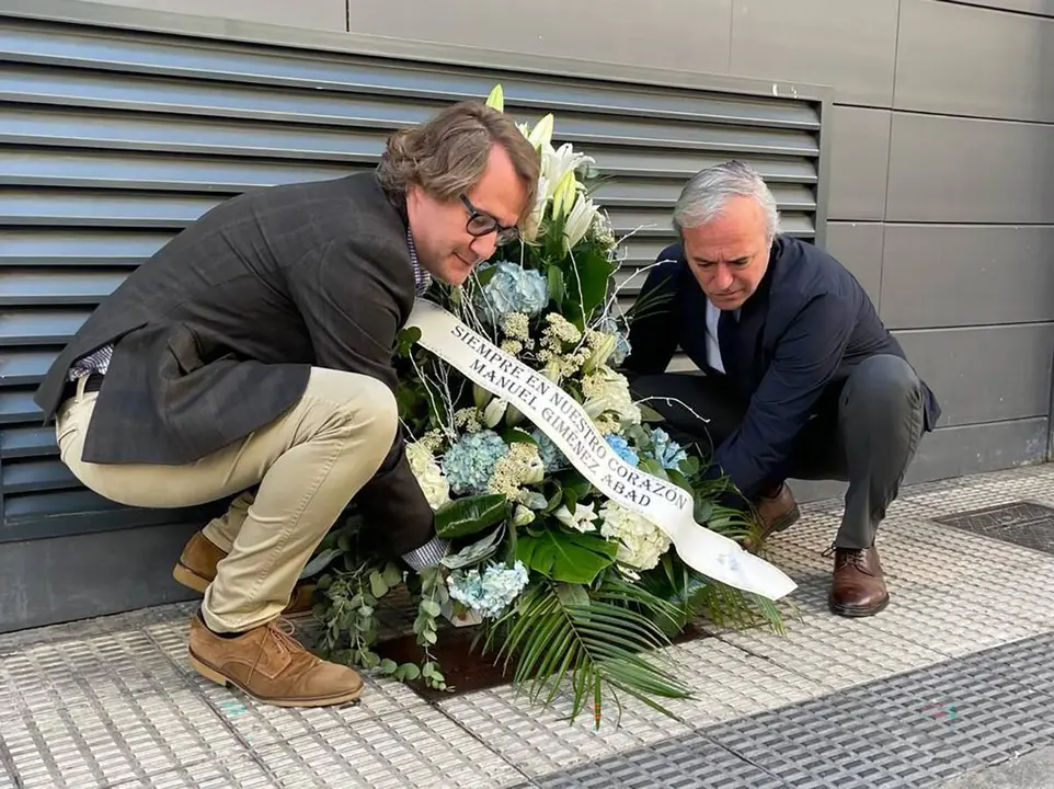 Gim&eacute;nez Larraz y Azc&oacute;n han colocado un centro floral en la placa conmemorativa del pol&iacute;tico asesinado por ETA