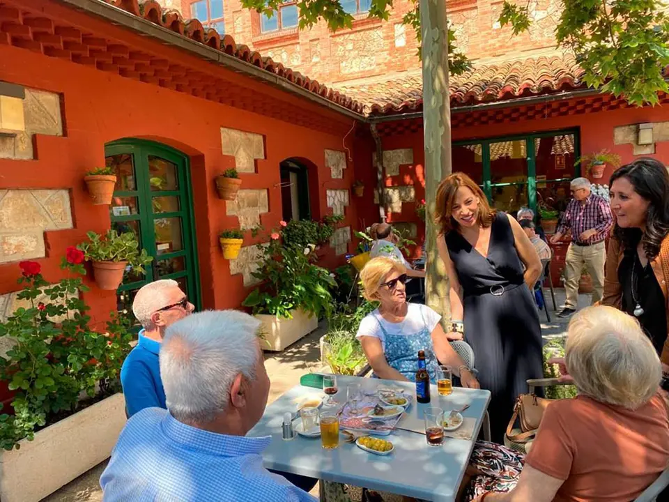 Natalia Chueca se compromete en aumentar en 125 plazas en los comedores para mayores